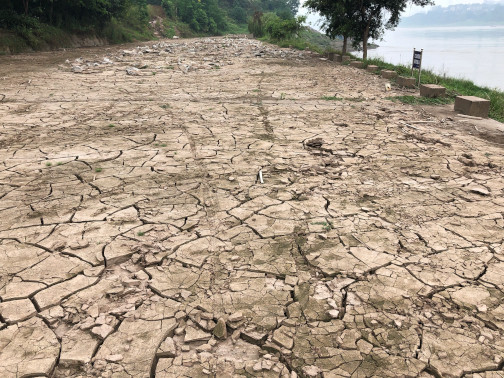在长江涨水期间几乎被摧毁的堤岸。江水带来的厚厚泥沙覆盖在破碎的水泥块上。